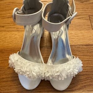 Elegant White Floral Kid’s Sandals